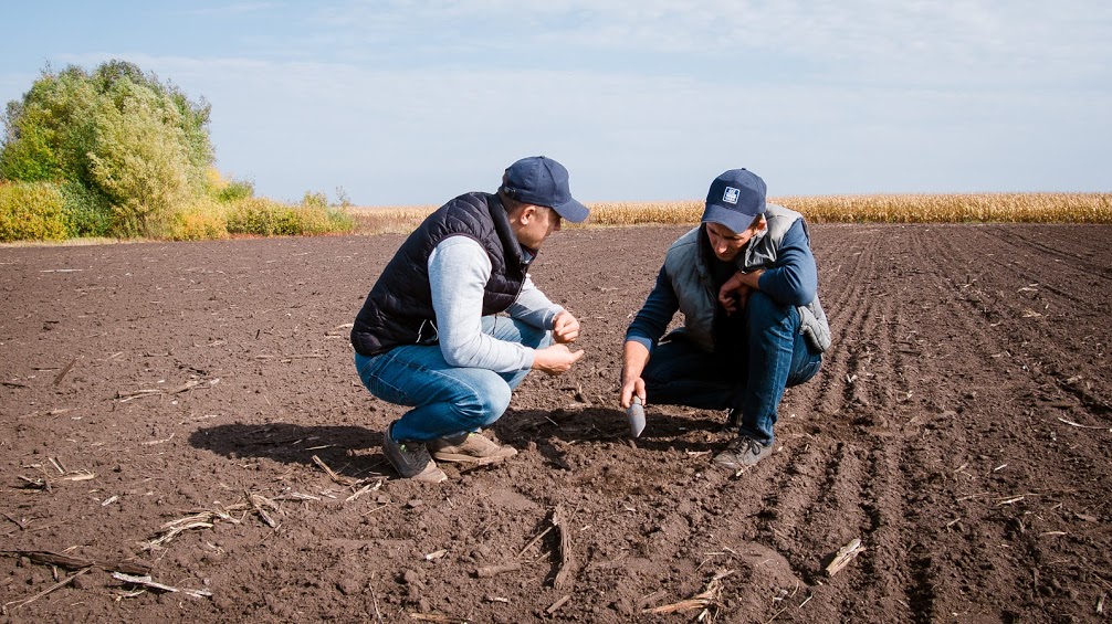 man-workinagro.jpg (220 KB)